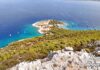 Οι καλύτερες παραλίες της Αίγινας Πανοραμική άποψη της Αίγινας από ψηλά με ξηρά και θάλασσα.