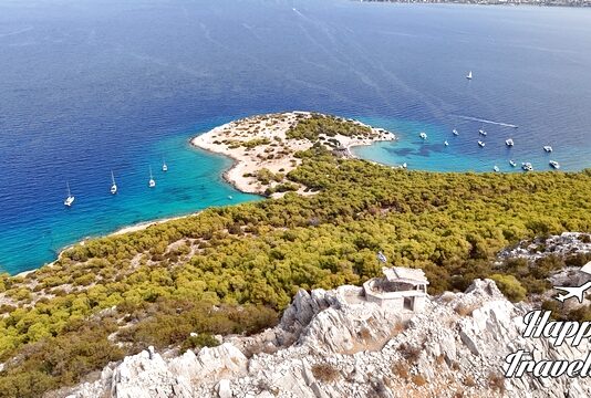 Οι καλύτερες παραλίες της Αίγινας Πανοραμική άποψη της Αίγινας από ψηλά με ξηρά και θάλασσα.