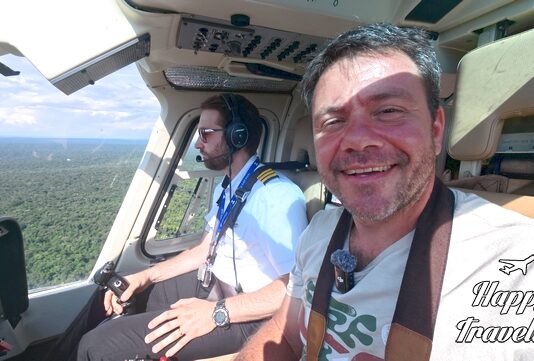 Ο Ευτύχης απολαμβάνει την εναέρια θέα των Καταρρακτών του Ιγκουασού από ελικόπτερο