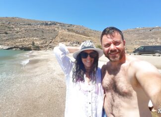 Ο Ευτύχης και η Ηλέκτρα χαλαρώνουν σε παραλία της Κέας με φόντο το καταγάλανο Αιγαίο.