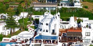 Το Casa Pueblo, το λευκό, κυματιστό κτίσμα στην ακτή της Πούντα Μπαγένα στην Ουρουγουάη, με θέα στον Ατλαντικό Ωκεανό.