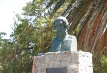 Η Ηλέκτρα αγκαλιάζει την προτομή του Ομήρου στην πλατεία Αθήνας