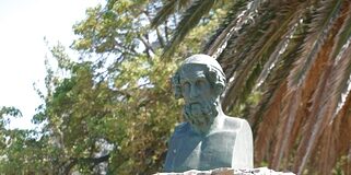 Η Ηλέκτρα αγκαλιάζει την προτομή του Ομήρου στην πλατεία Αθήνας