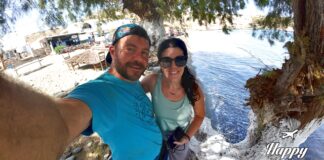 Ευτύχης και Ηλέκτρα δίπλα σε καταγάλανη παραλία στην Κύθνο.