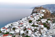 Η Χώρα της Σκύρου με παραδοσιακά λευκά σπίτια και θέα στη θάλασσα