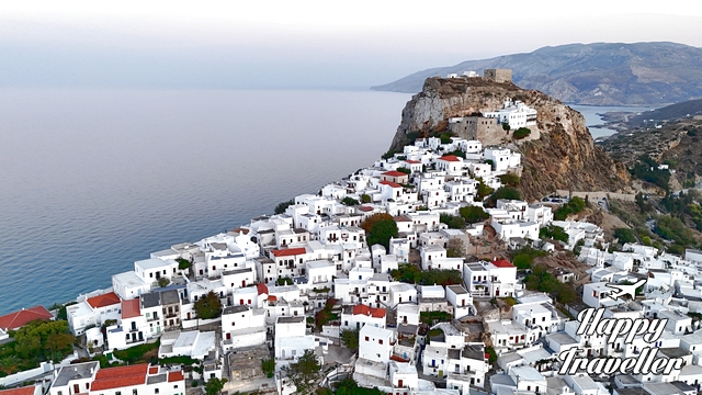 Η Χώρα της Σκύρου με παραδοσιακά λευκά σπίτια και θέα στη θάλασσα