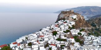 Η Χώρα της Σκύρου με παραδοσιακά λευκά σπίτια και θέα στη θάλασσα