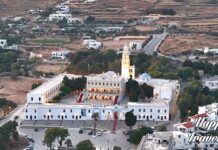 Παναγία Τήνου: Όσα δεν ήξερες για το μεγαλύτερο προσκύνημα της Ελλάδας Ο Ιερός Ναός της Παναγίας της Τήνου με πλήθος προσκυνητών και επιβλητική αρχιτεκτονική