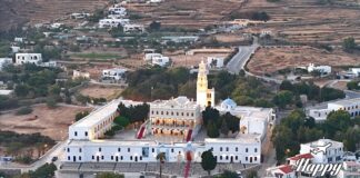 Ο Ιερός Ναός της Παναγίας της Τήνου με πλήθος προσκυνητών και επιβλητική αρχιτεκτονική