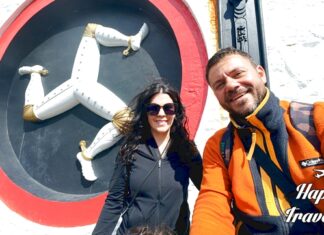 Ο Ευτύχης και η Ηλέκτρα μπροστά από το σύμβολο του Isle of Man.