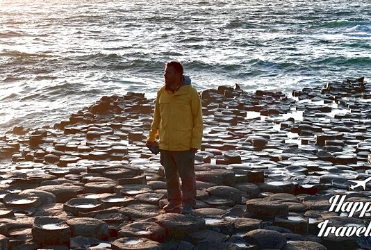 Πήγαμε σε απίθανα μέρη του Game of Thrones στη Βόρεια Ιρλανδία Βασαλτικοί εξαγωνικοί σχηματισμοί στο Giant’s Causeway με κύματα του Ατλαντικού στο φόντο.