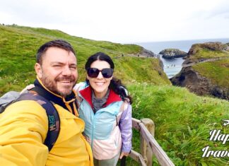 Κρεμαστή γέφυρα Carrick-a-Rede πάνω από βραχώδες φαράγγι και θάλασσα.