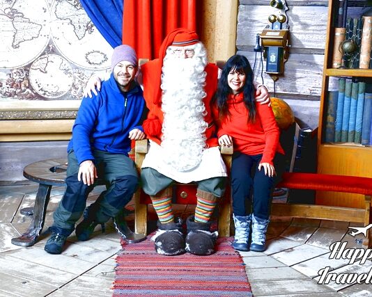 25 top Χριστουγεννιάτικοι προορισμοί με παιδιά για το 2025 Ο Ευτύχης & η Ηλέκτρα φωτογραφίζονται με τον Άη Βασίλη στο Χωριό του Άη Βασίλη στο Ροβανιέμι της Φινλανδίας