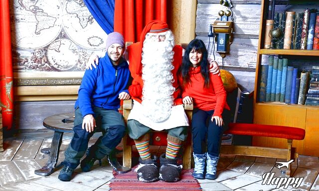 25 top Χριστουγεννιάτικοι προορισμοί με παιδιά για το 2025 Ο Ευτύχης & η Ηλέκτρα φωτογραφίζονται με τον Άη Βασίλη στο Χωριό του Άη Βασίλη στο Ροβανιέμι της Φινλανδίας