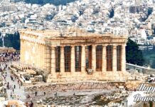 ΑΘΗΝΑ: Τρίτη πιο ακριβή πρωτεύουσα στην Ευρώπη Τουρίστες μπροστά στον Παρθενώνα στην Ακρόπολη Αθηνών, σημαντικό ιστορικό αξιοθέατο.