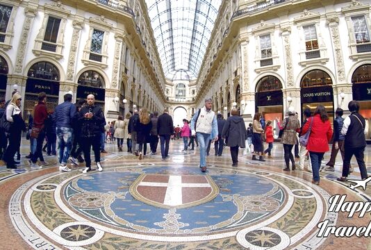 Galleria Vittorio Emanuele II: Βόλτα στο Μιλάνο (ΒΙΝΤΕΟ) Εσωτερικό της Γκαλερίας Βιτόριο Εμανουέλε II με πολυτελή καταστήματα και εκπληκτική αρχιτεκτονική.