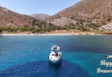 Αυτό είναι το νησί για όσους θέλουν να αποφύγουν τα πλήθη Απίθανη πανοραμική θέα από την Τήλο με γαλάζια νερά και παραδοσιακή νησιωτική ατμόσφαιρα. Ιδανικό για ήρεμες διακοπές.