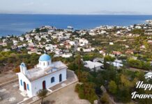 Εκκλησία στην Αίγινα με φόντο το γαλάζιο της θάλασσας.