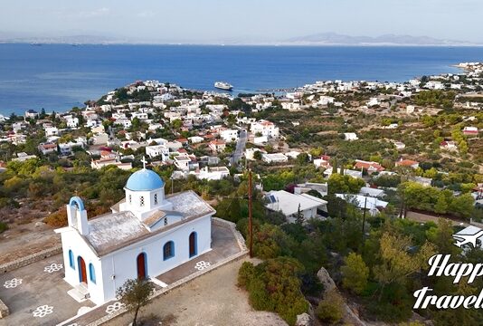 Εκκλησία στην Αίγινα με φόντο το γαλάζιο της θάλασσας.