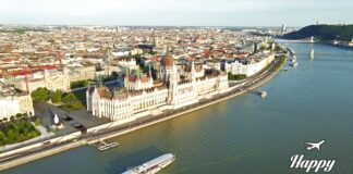 Αεροφωτογραφία της Βουδαπέστης με θέα στο Κοινοβούλιο, τη γέφυρα Chain και το κάστρο της Βούδας.