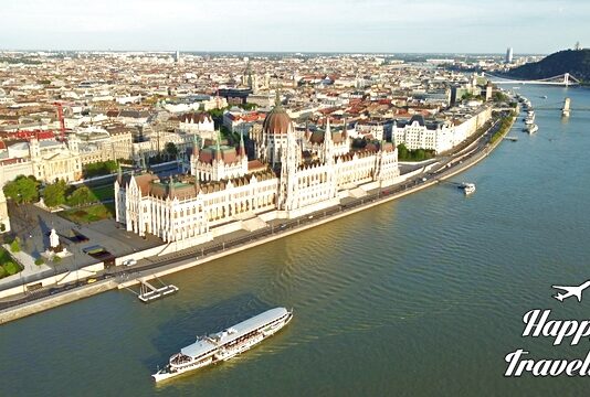 Αεροφωτογραφία της Βουδαπέστης με θέα στο Κοινοβούλιο, τη γέφυρα Chain και το κάστρο της Βούδας.