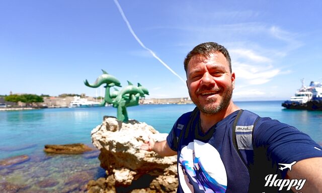 Ο Ευτύχης μπροστά στο άγαλμα με τα δελφίνια στη Ρόδο