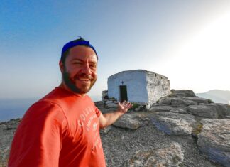 Ευτύχης Μπλέτσας απολαμβάνει την ανατολή στον Προφήτη Ηλία στην Αμοργό, με φόντο το Αιγαίο και τις βουνοκορφές του νησιού.