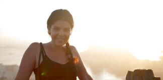 Η Ηλέκτρα στο Mirante Dona Marta με φόντο το Sugar Loaf στη Ρίο ντε Τζανέιρο.