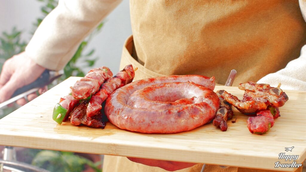 Ποικιλία ισπανικών αλλαντικών σε ξύλινη πιατέλα, με jamón, chorizo, lomo και λουκάνικα.