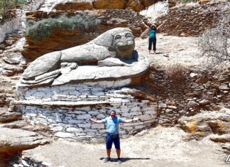 Η Ηλέκτρα και ο Ευτύχης μπροστά από τον εμβληματικό Λέοντα της Ιουλίδας στην Κέα, χαμογελαστοί και γεμάτοι ενέργεια.