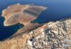 10 πράγματα που πρέπει να κάνεις στη Χάλκη Αεροφωτογραφία με το κάστρο της Χάλκης και το απέραντο γαλάζιο