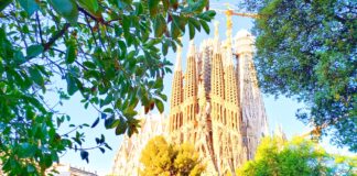 η sagrada familia στη βαρκελώνη κατά τη διάρκεια της ημέρας με καθαρό ουρανό