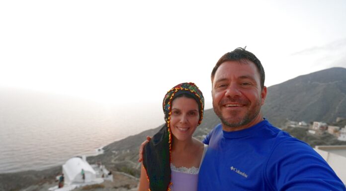 ευτύχης και ηλέκτρα στον όλυμπο καρπάθου με θέα τη θάλασσα και το παραδοσιακό εκκλησάκι