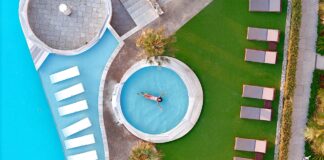 Ηλεκτρα μέσα σε πισίνα στο ξενοδοχείο Konstantinos Palace στην Κάρπαθο.