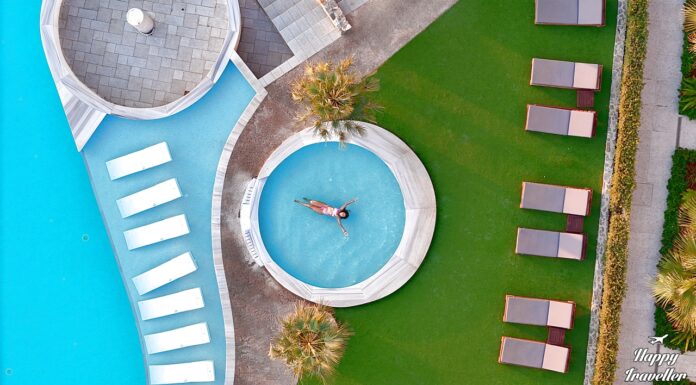 Ηλεκτρα μέσα σε πισίνα στο ξενοδοχείο Konstantinos Palace στην Κάρπαθο.