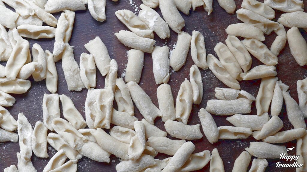 Φρεσκοπαρασκευασμένες μακαρούνες Καρπάθου απλωμένες σε δίσκο, έτοιμες για μαγείρεμα.