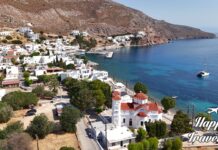 Γραφικό παραδοσιακό ελληνικό χωριό της Τήλου με στενά σοκάκια και λευκά σπίτια