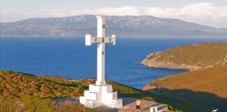 Πανοραμική φωτογραφία του Μεγάλου Σταυρού στις Οινούσσες, με θέα στο Αιγαίο.
