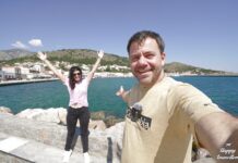 ΒΟΡΕΙΑ ΧΙΟΣ: Πλήρης ταξιδιωτικός οδηγός Ηλέκτρα και Ευτύχης βρίσκονται στα Κάτω Καρδάμυλα της Χίου, με φόντο το πέλαγος και παραδοσιακά κτήρια.