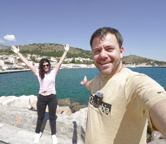 ΒΟΡΕΙΑ ΧΙΟΣ: Πλήρης ταξιδιωτικός οδηγός Ηλέκτρα και Ευτύχης βρίσκονται στα Κάτω Καρδάμυλα της Χίου, με φόντο το πέλαγος και παραδοσιακά κτήρια.