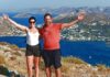 Ευτύχης και Ηλέκτρα ποζάρουν χαμογελαστοί με φόντο το γαλάζιο του Αιγαίου στη Λέρο.