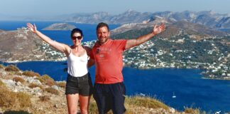 Ευτύχης και Ηλέκτρα ποζάρουν χαμογελαστοί με φόντο το γαλάζιο του Αιγαίου στη Λέρο.