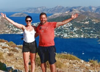 4ήμερο στη ΛΕΡΟ: Το πρόγραμμά μας Ευτύχης και Ηλέκτρα ποζάρουν χαμογελαστοί με φόντο το γαλάζιο του Αιγαίου στη Λέρο.