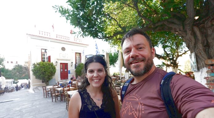 Στην καρδιά της Χώρας Κέας – Ανακαλύπτοντας τα όμορφα στενά και τα παραδοσιακά σπίτια του νησιού με την Ηλέκτρα και τον Ευτύχη.