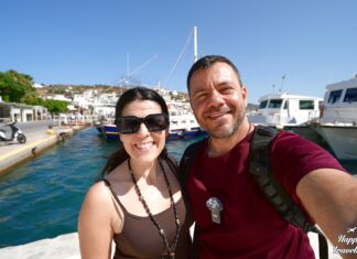 ΠΑΣΧΑ: Τα 3 κορυφαία ελληνικά νησιά Ευτύχης και Ηλέκτρα στο γραφικό λιμάνι της Πάτμου, με φόντο τα καΐκια και το Αιγαίο.