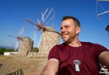 Ο Ευτύχης στο γραφικό τοπίο με τους ανεμόμυλους της Πάτμου, με θέα το Αιγαίο.