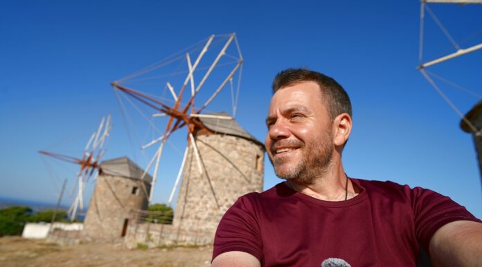 Happy Traveller στην Πάτμο (μέρος 1) | Επεισόδιο Ο Ευτύχης στο γραφικό τοπίο με τους ανεμόμυλους της Πάτμου, με θέα το Αιγαίο.