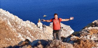 Ο Ευτύχης στον φάρο της Σκύρου έπειτα από 2 ώρες περπάτημα