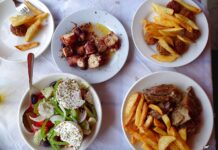 Λαχταριστά πιάτα στην ταβέρνα Γιώργος στο Αγαθονήσι.