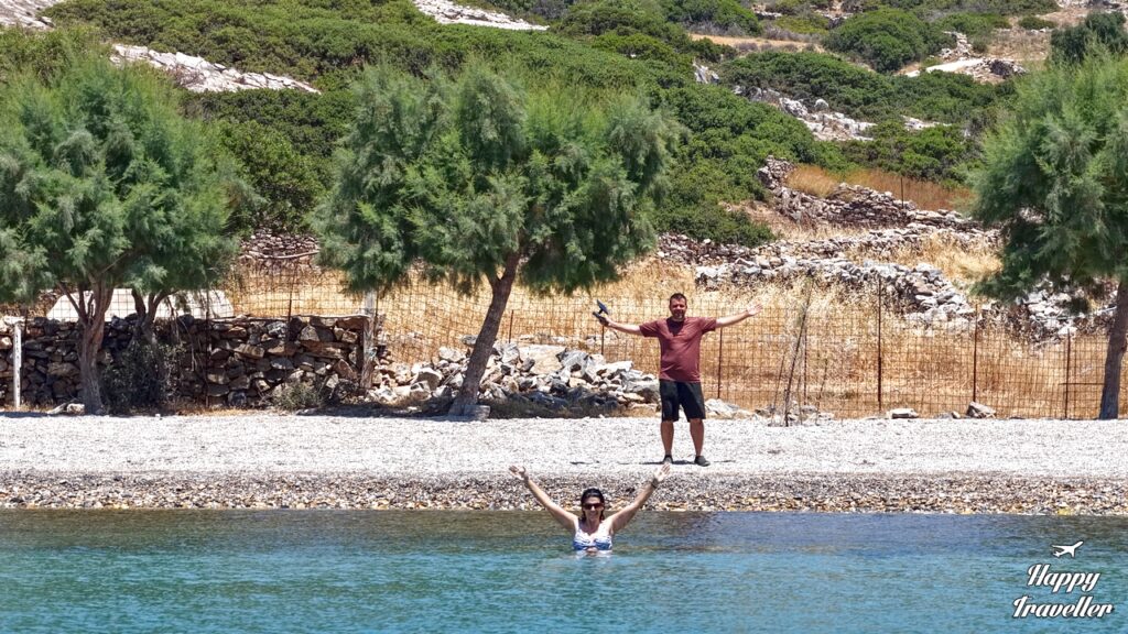 Ηλέκτρα μέσα στη θάλασσα και ο Ευτύχης στην ακτή στην παραλία Τσαγάρι στο Αγαθονήσι.